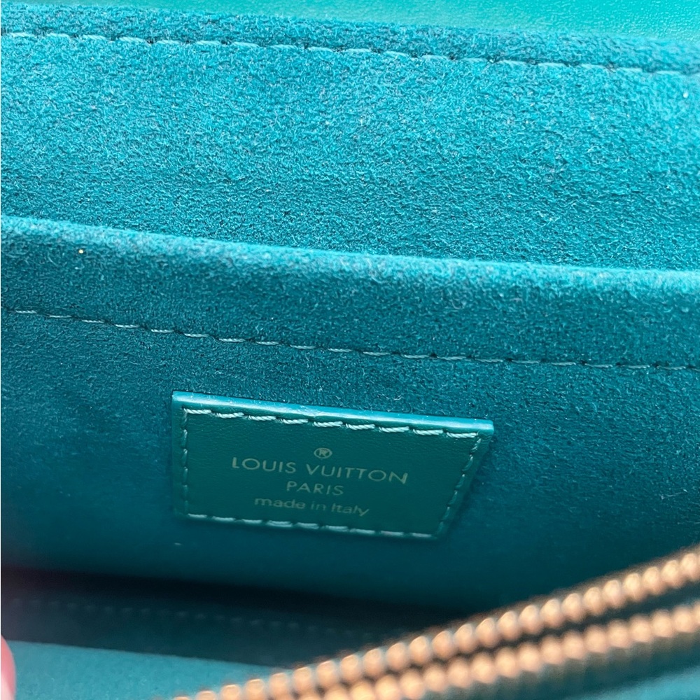 💚✨Louis Vuitton Teal Quilted Leather Bag✨💚 - Picture 5 of 17